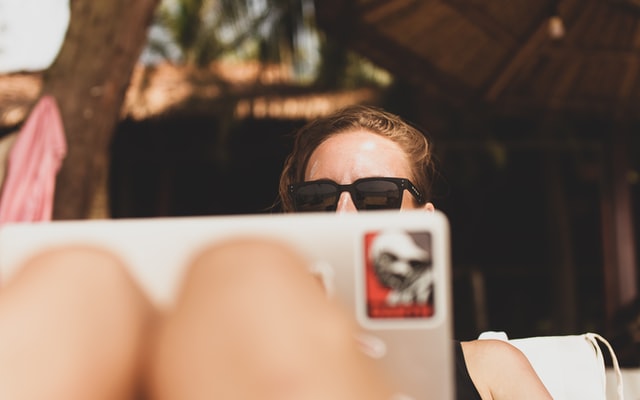Digital nomad working from a beach thanks to DN policies